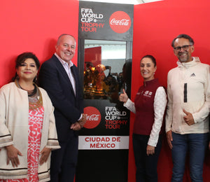 Iztapalapa celebra con los fanáticos del futbol, el inicio del Tour del Trofeo Original de la Copa Mundial de la FIFA 2022 por Coca-Cola