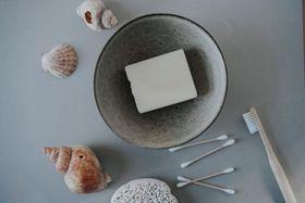 Cinco formas de desterrar el plástico del mueble de baño 1