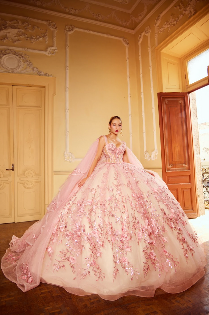 Un Toque de Frescura y Romanticismo para las quinceañeras mexicanas que incorpora flores, mangas maxi, moños y bordados en cristales.