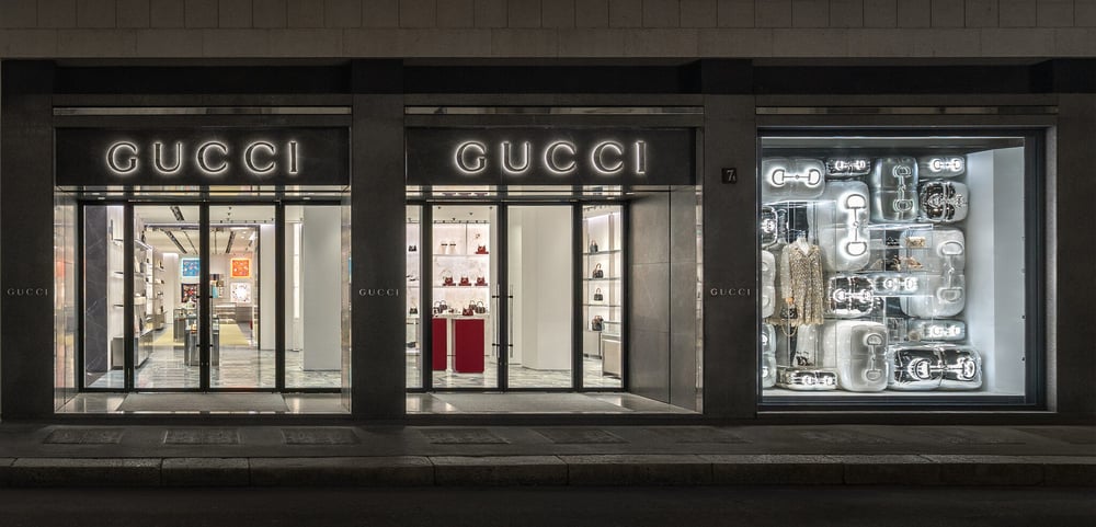 Gucci presenta una nueva estética en su tienda renovada de Milán