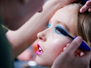 Dermatólogos de Creu Blanca advierten sobre los peligros del maquillaje de carnaval en la piel infantil