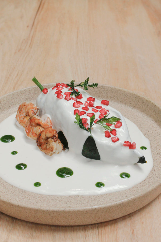 Prueba los chiles en nogada con mariscos de Piedra Sal