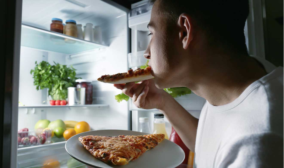 ¿No puedes dejar de comer de noche?  Podrías tener este síndrome