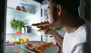 ¿No puedes dejar de comer de noche?  Podrías tener este síndrome