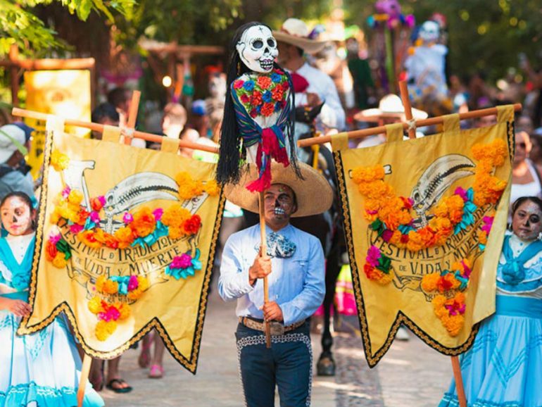 Eugenia León y Eli Guerra en el Festival de Tradiciones de Vida y Muerte de Xcaret