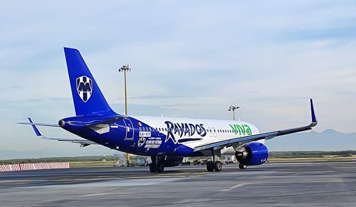 PRESENTAN AVIÓN DE VIVA AEROBUS CON LA IMAGEN DE MONTERREY RAYADOS