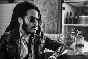 LENNY KRAVITZ LANZA SOTOL NOCHELUNA, DESTILADO ORIGINARIO DE CHIHUAHUA.