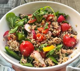 Acompaña tu rutina de ejercicio con esta rica ensalada de atún y quinoa