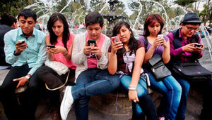 Más del 54% de los adolescentes mexicanos tienen el celular al alcance de la mano más de 12 horas al día
