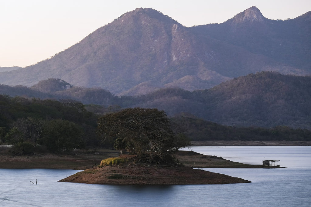 La presa Cajón de Peña en Costalegre, un lugar ideal para conectarse con la naturaleza y el cuidado ecológico
