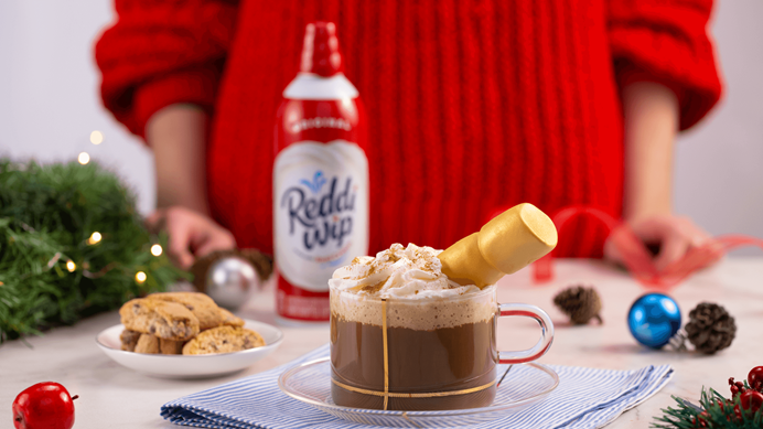 ¡JO, JO, JO! ESTA NAVIDAD DÉJATE ATRAPAR POR LA COMBINACIÓN PERFECTA DE CAFÉ CON CREMA BATIDA.