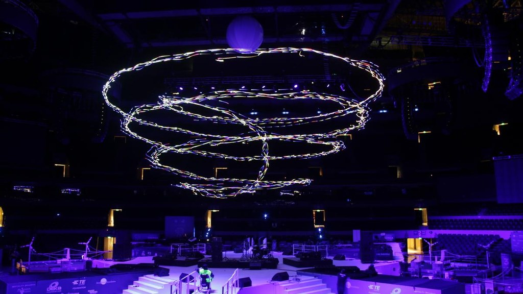Iluminan drones Intel Shooting Star Mini la presentación de Black Eyed Peas