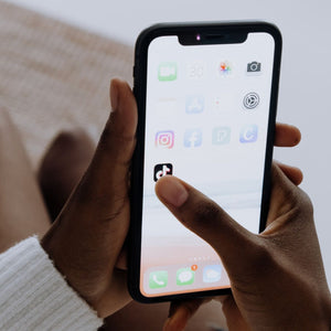 Broma en TikTok es un fraude real: cómo los cibercriminales convencen a las víctimas a que los llamen