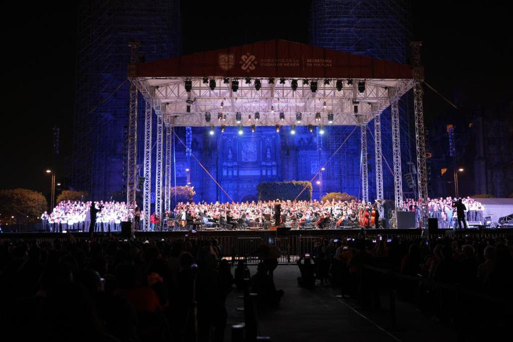 REÚNEN COROS Y ORQUESTA MONUMENTAL DE PILARES Y FAROS A 12 MIL PERSONAS EN EL ZÓCALO CAPITALINO