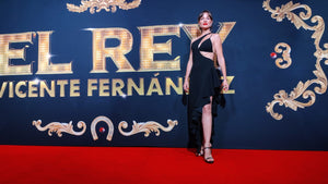 La actriz Sara Montalvo usando Marika Vera en la serie El Rey de Vicente Fernandez