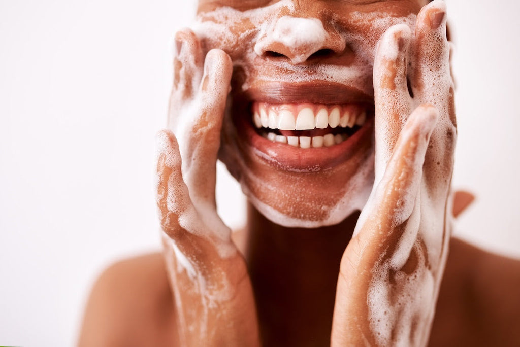 La doble limpieza facial y su impacto en la autoestima