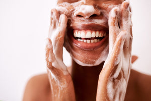 La doble limpieza facial y su impacto en la autoestima