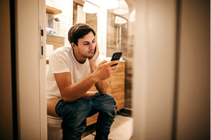 Usar el celular mientras está en el baño: 2/3 de las personas afirman hacerlo