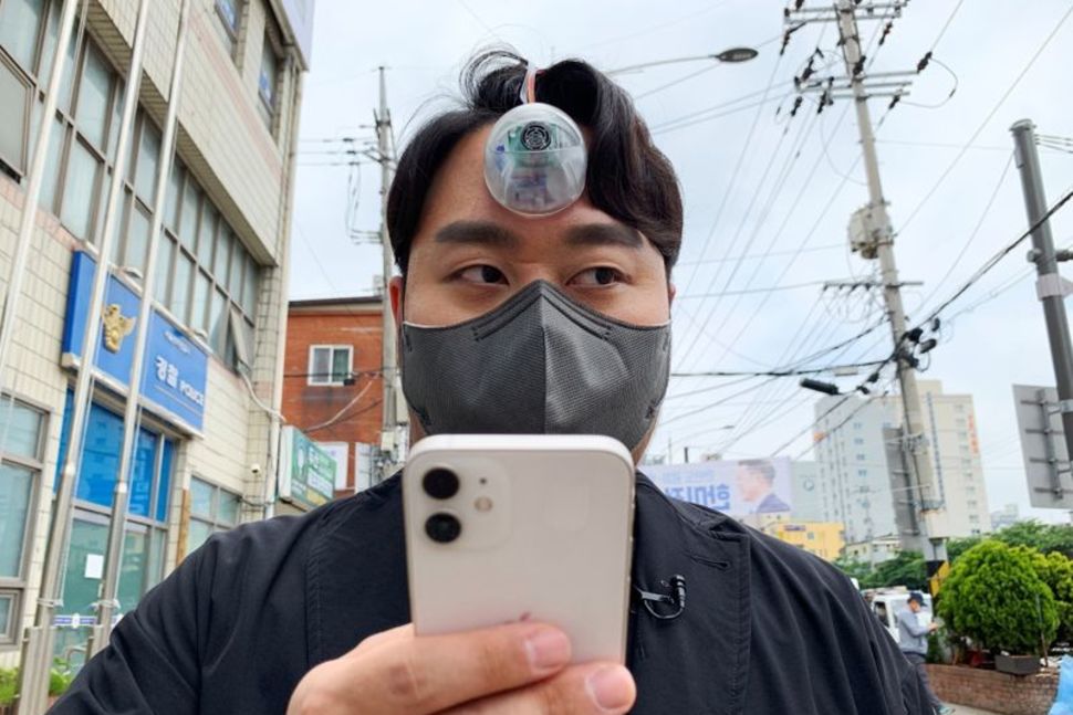 S.Korean Designer Creates 'Third Eye' for 'Smartphone Zombies'